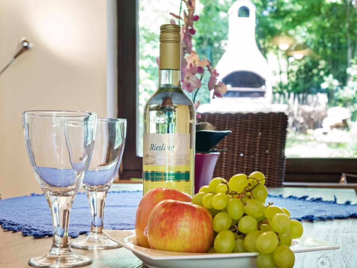 Idyllic Bungalow In Feusdorf With Forest View Rum bild