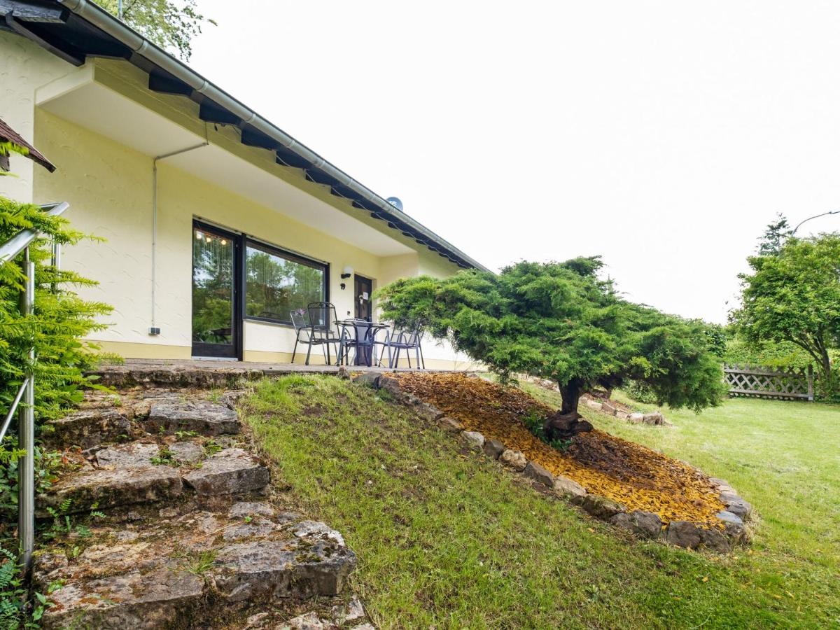 Idyllic Bungalow In Feusdorf With Forest View Rum bild